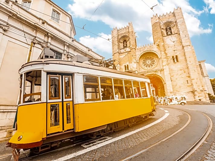 Mit der Tram 28 durch die Stadt bummeln gehört in Lissabon zu den Top-Ten-Highlights.