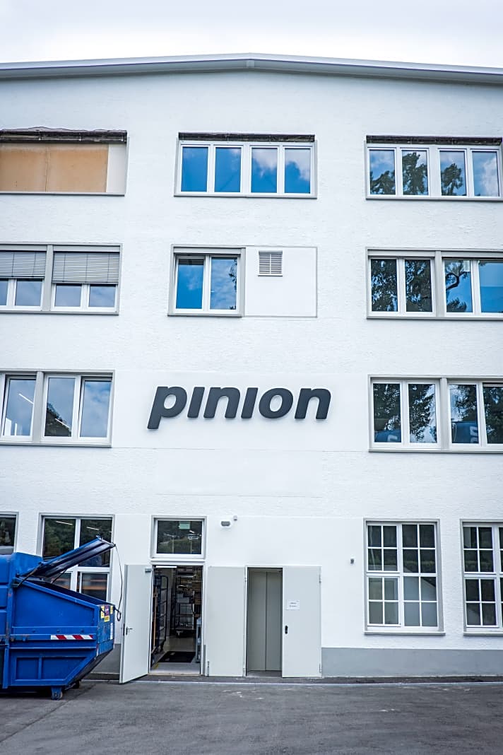 Diskret: Pinion arbeitet auf gut 2000 gemieteten Quadratmetern in einem kleinen Gewerbegebiet. Zu sehen gibt es in den oberen Etagen nicht viel. Da sind Büros, die aussehen wie Büros. Und dann gibt es noch die Türen, hinter denen alles geheim ist oder Besucher stören würden.