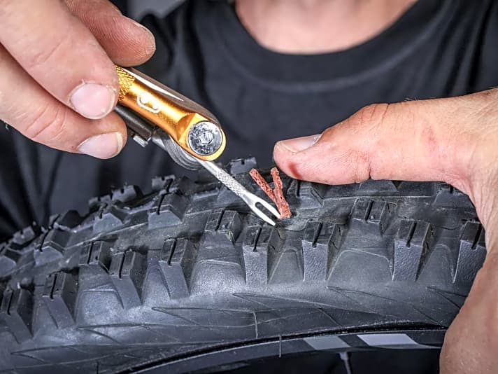 Plug etwa 1 bis 2 Zentimeter in den Reifen schieben.