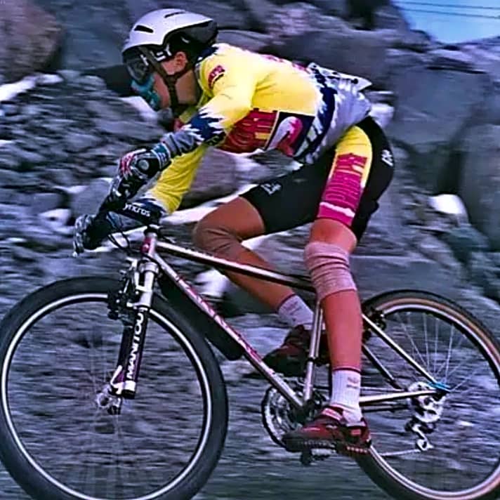 Christoph Sauser in Downhill-Action 1993. Damals startete er für die Marke Parkpre und sammelte seine erste internationale Rennerfahrung.