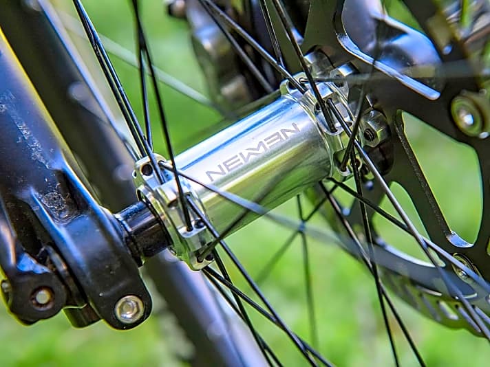 Trotz solider Enduro-Reifen ist das Laufradgewicht gering – dank guter Newmen-Laufräder. Top!