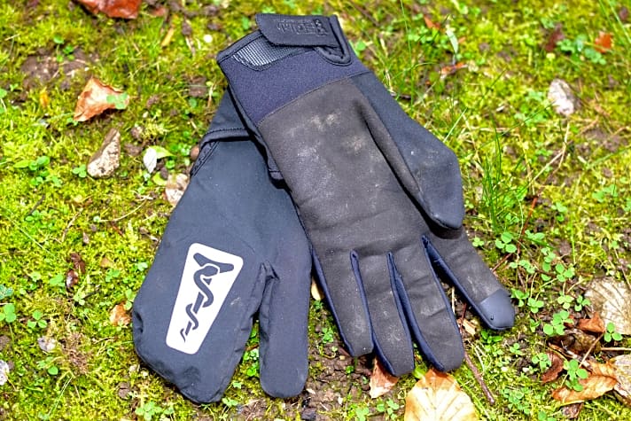 Wasserdichter Überzug und wasserdichte Handinnenflächen qualifizieren den SQlab MTB-Handschuh für Herbst und Winter. 