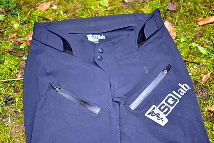 Klettverschlüsse am Bund für die Weiteneinstellung, 2 Taschen und ein großes reflektierendes Markenlogo hat die SQ-Pants One10. 