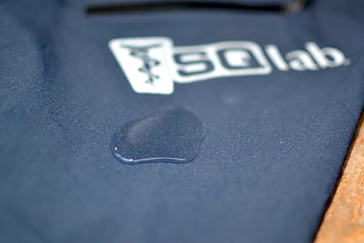 Wasserabweisend ist das Material der SQ-Pants MTB-Hose. Auf Druck, wie am Sattel, oder bei starkem Regen geht das Wasser aber durch. 