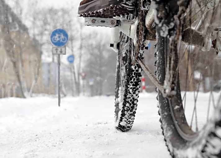 Im Winter setzt das aggressive Streusalz auf Straßen und Wegen dem Fahrrad übel zu.