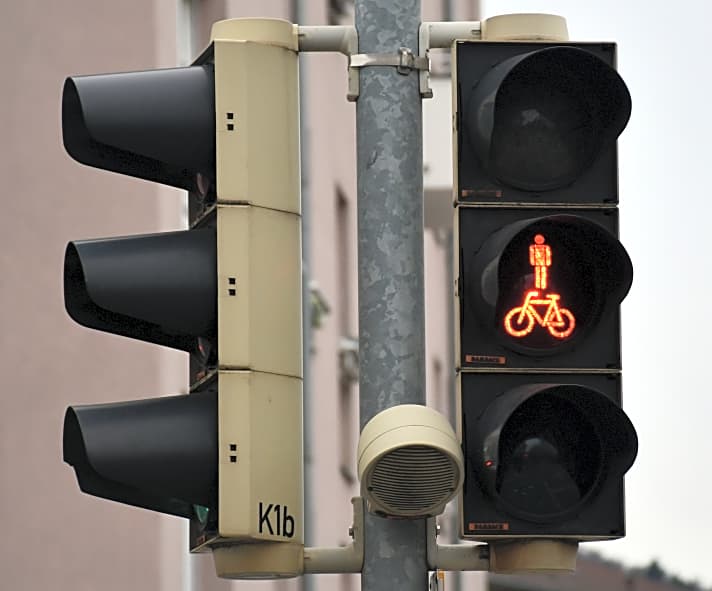   Weit verbreitet: Die Kombi-Ampel mit Fahrrad- und Fußgängerpiktogramm. Sie gilt für Fahrradfahrer und Fußgänger.