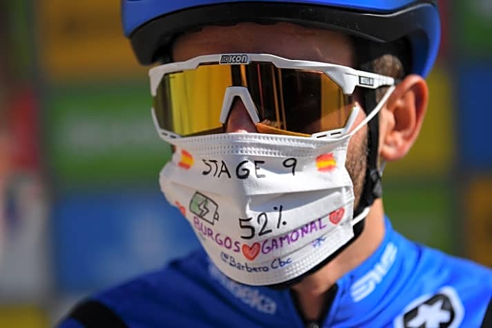   NTT-Profi Carlos Barbero tritt bei der Vuelta mit bunt gestalteten Masken an. Die Spanienrundfahrt, die am 8. November endet, ist eine der letzten Rennen der Profi-Saison.