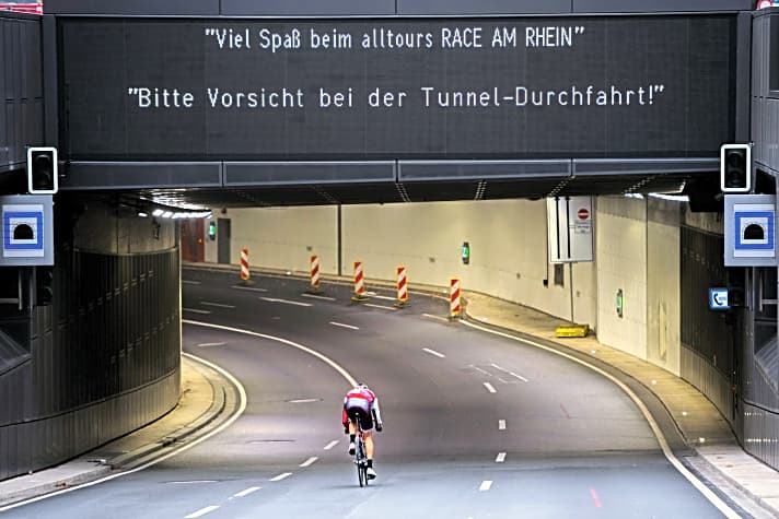   Abgefahren
 	Die mehrspurige Berliner Allee bot den Radsportlern freie Fahrt