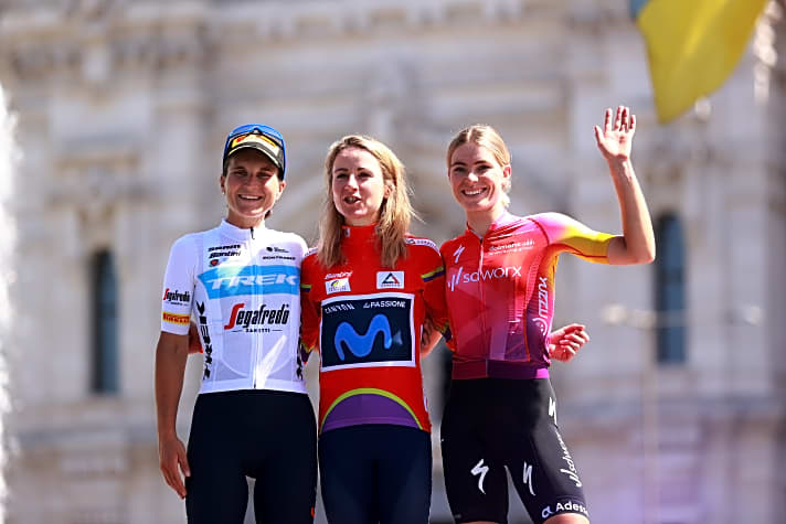 Das Podium der Vuelta der Frauen (von links nach rechts): Elisa Longo Borghini, Annemiek Van Vleuten und Demi Vollering