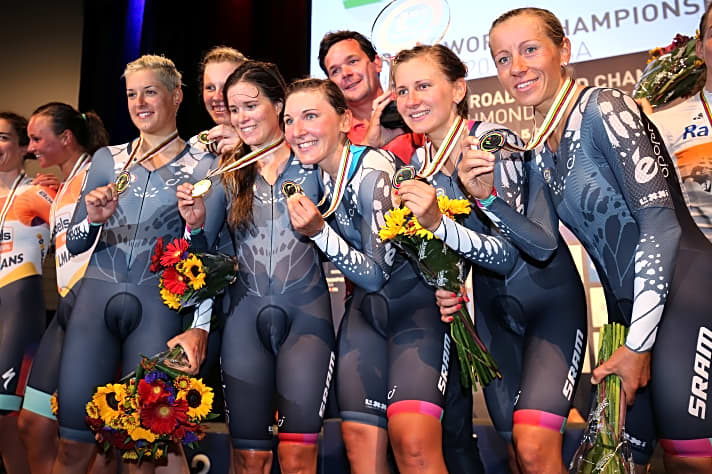 Brennauer (Mitte) holt Gold beim WM-Mannschaftszeitfahren 2015 mit ihrem damaligen Team Velocio-SRAM. “Wir waren damals das beste Team der Welt”, so Brennauer.