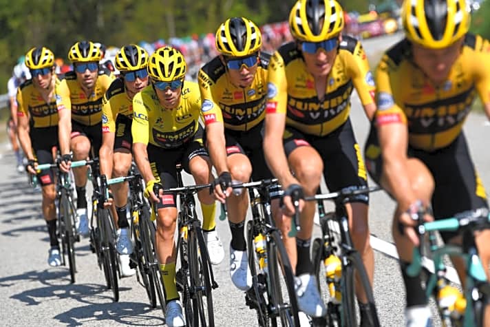   Nach dem überraschenden Verlust des Gelben Trikots am vorletzten Tag der Tour de France peilt Jumbo-Visma nun die Titelverteidigung bei der Spanienrundfahrt an.