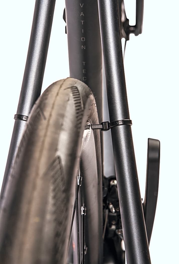 Bei Rennrädern mit Scheibenbremsen können Sie sich behelfen, indem Sie Kabelbinder (oder Klebeband) um die Sitzstreben bzw. die Gabelscheiden zurren. 