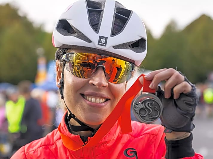 Nach ihrem ersten Radrennen wartet Kathrin Jahn ziemlich lange auf die Medaille mit ihrem eingravierten Ergebnis 