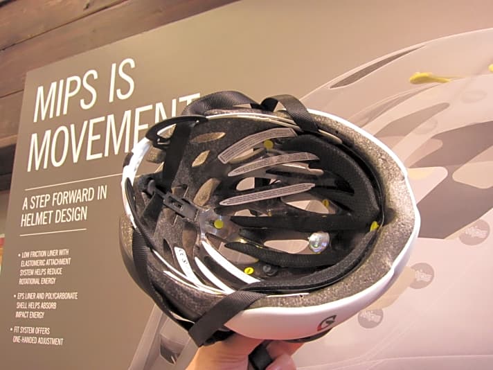   Helme mit MIPS haben eine schwimmend gelagerte zweite Schale, die sich bei einem schrägen Aufprall etwa 15 Millimeter verdrehen kann und dabei einen Teil der Beschleinigungsenergie abbauen soll