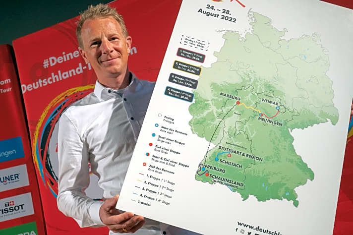 Fabian Wegmann, Sportlicher Leiter der Deutschland Tour, hält während der Streckenpräsentation der Deutschland Tour 2022 eine Karte mit dem Tourverlauf in der Hand. Das Radrennen findet vom 24. bis zum 28. August 2022 in vier Etappen plus einem Prolog statt. Sie beginnt in Weimar und führt über Marburg und Freiburg nach Stuttgart.