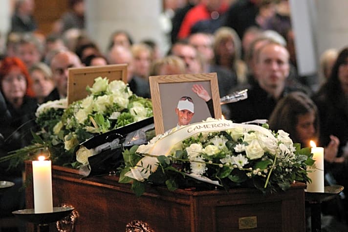   Abschied: Ein Blumengebinde auf dem Sarg stammt von Vandenbrouckes ältester Tochter Cameron. Mit ihr trauerten Freunde und Angehörige – und Hunderte Fans 
