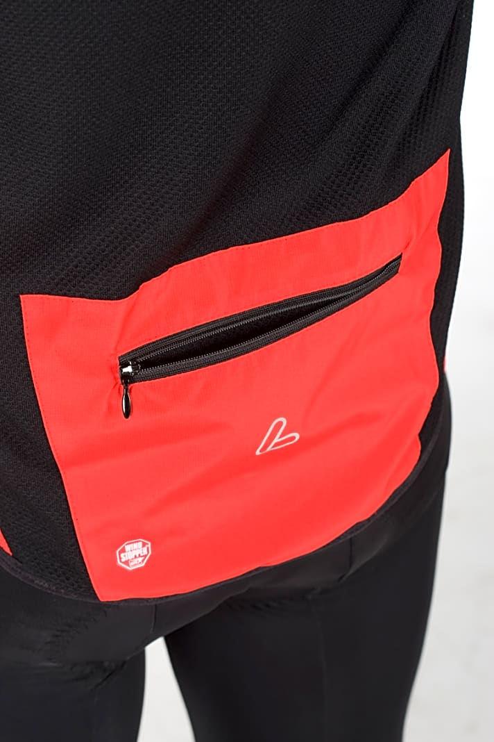   Bei Löffler dient die Rückentasche mit Reißverschluss als Stauraum und Spritzschutz am Po 