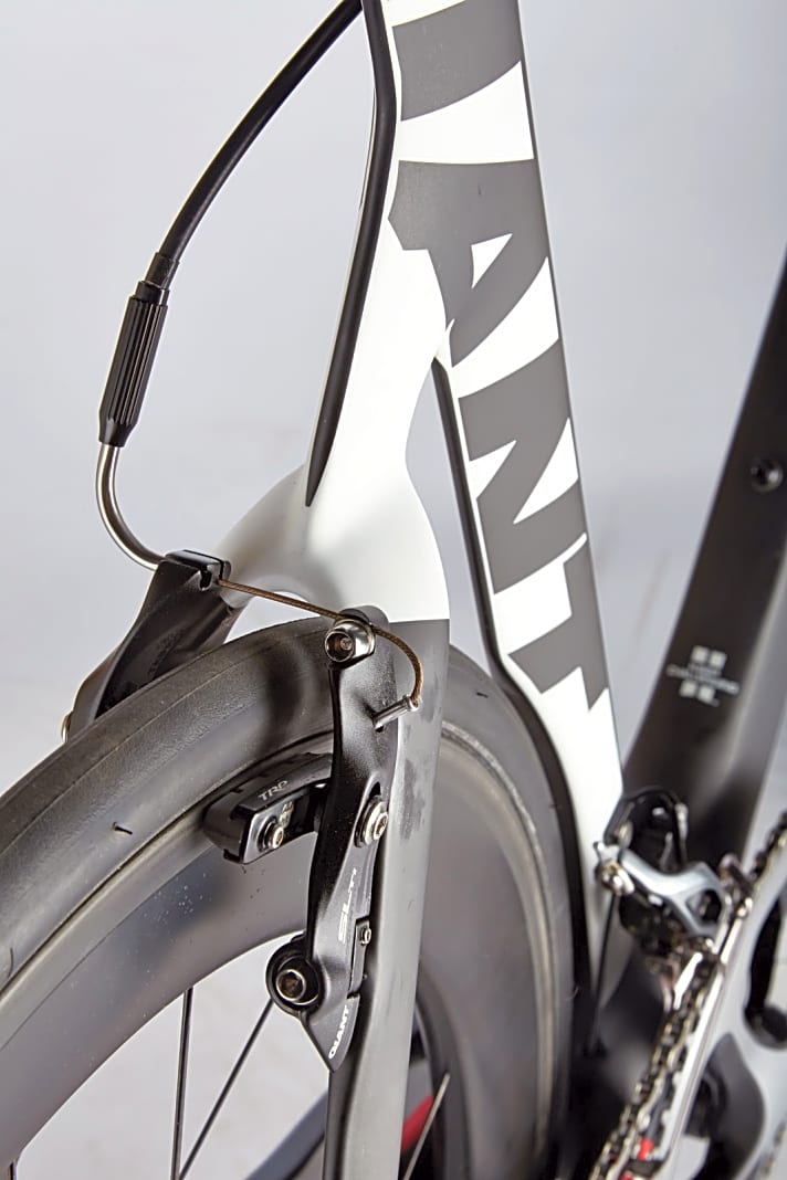   Giant Propel: Die gut funktionierenden V-Bremsen lassen anders als bei einem früheren Testrad genügend Platz für 25 Millimeter breite Reifen.