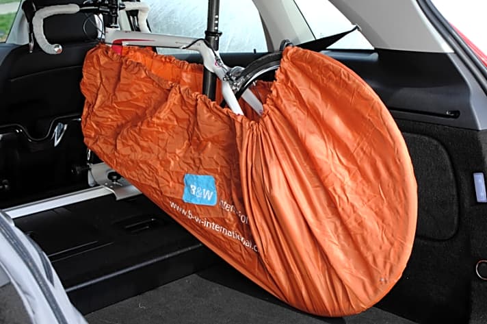   Die „Bike Tub“-Schutzhülle aus Nylon von B & W International ist einfach in der Handhabung und schützt den Fahrzeug-Innenraum vor Verschmutzung. Preis: etwa 20 Euro