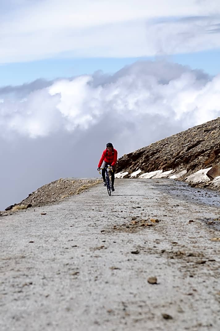   Dünne Luft, grässlicher Asphalt: kurz unterm Gipfel des Pico de Veleta 