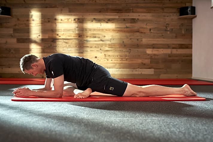   Extrem gelenking: Marcus Burghardt beim Stretching.