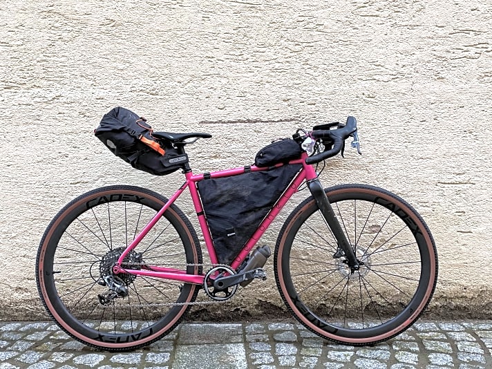 Oberrohrtasche, Rahmentasche, Satteltasche und Lenkertasche sind die gängigsten Taschen für Bikepacking-Trips und Tagestouren.