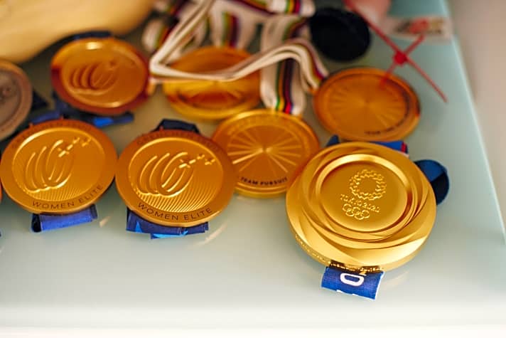 7 von Brennauers 30 Medaillen - darunter die Olympische (rechts)