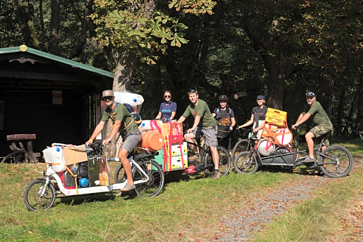 Ein Teil der Crew vom Bohemian Border Bash Camp - Transport mit Lastenrädern 