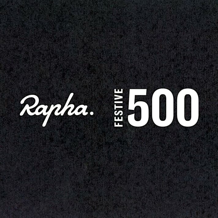 Für die kalten Stunden im Rennrad-Sattel zum Jahresende gibt’s fürs Finishen der Rapha Festive 500 Challenge ein digitales Abzeichen. 