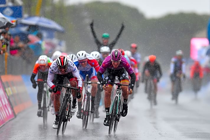 Beim Giro d’Italia 2019 feierte Pascal Ackermann (rechts vorne im Bild) zwei Etappensiege