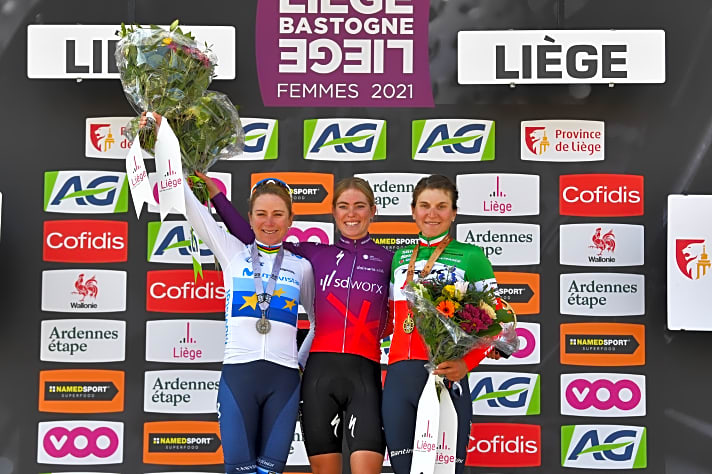 Demi Vollering holte in Lüttich ihren ersten Sieg bei einem Rennen der Women’s World Tour. Annemiek Van Vleuten und Elisa Longo Borghini belegen Rang zwei und drei.