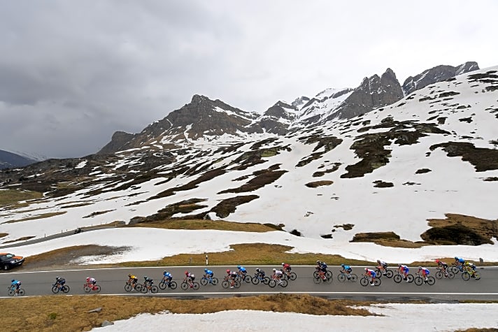 Bekanntes Bild beim Giro: Im Mai liegt an den hohen Alpenpässen, die das Fahrerfeld passiert, oft noch Schnee.