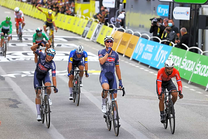 Tim Merlier (Mitte) und Jasper Philipsen (links) bildeten 2021 ein Sprint-Tandem bei der Tour de France.