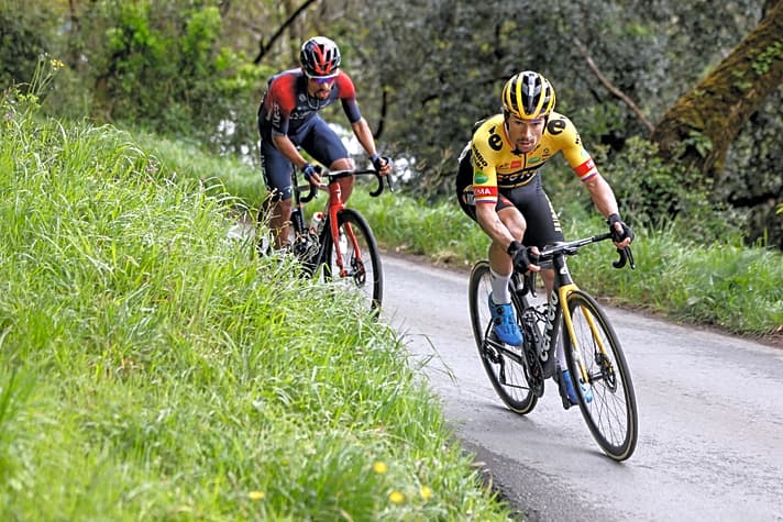 Primoz Roglic und Daniel Felipe Martinez treffen bei der Tour de France erneut aufeinander - wie schon bei der Baskenland-Rundfahrt 2022.