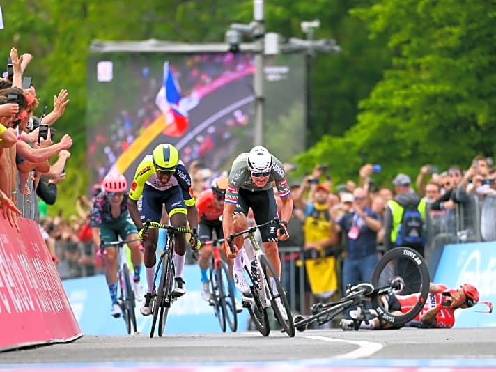  Drama pur auf der 1. Etappe des Giro d’Italia: Während Caleb Ewan stürzt, stürmt Mathieu van der Poel ins Rosa Trikot.