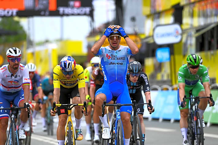 Dylan Groenewegen gewinnt die 3. Etappe der Tour de France 2022. Fabio Jakobsen (rechts in Grün) hat das Nachsehen