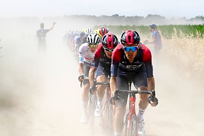 Paris-Roubaix-Sieger Dylan van Baarle zieht eine riesige Staubwolke hinter sich her