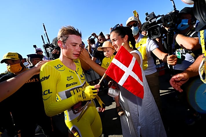 Jonas Vingegaard mit Tochter Frida und Partnerin Trine Hansen bei der Tour de France 2022 