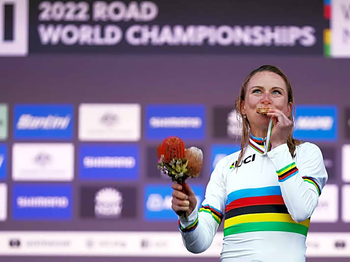Rad-WM in Australien: Goldmedaille und Weltmeistertitel, Annemiek Van Vleuten aus den Niederlanden küsst ihre Medaille  
