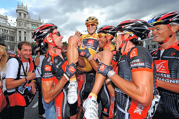 Alejandro Valverde feiert mit seinem Team einen seiner größten Siege: bei der Vuelta 2009