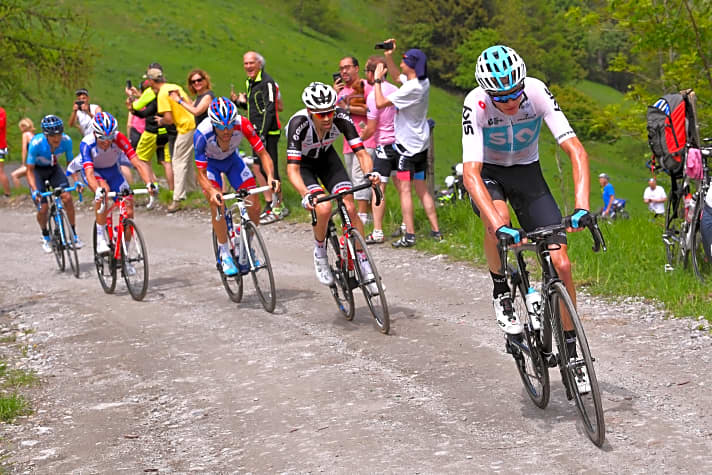 Giro d’Italia 2018: Chris Froome setzt 80 Kilometer vor dem Ziel am Colle delle Finestre zum Solo an. Tom Dumoulin und Thibaut Pinot sind staunende Zeugen