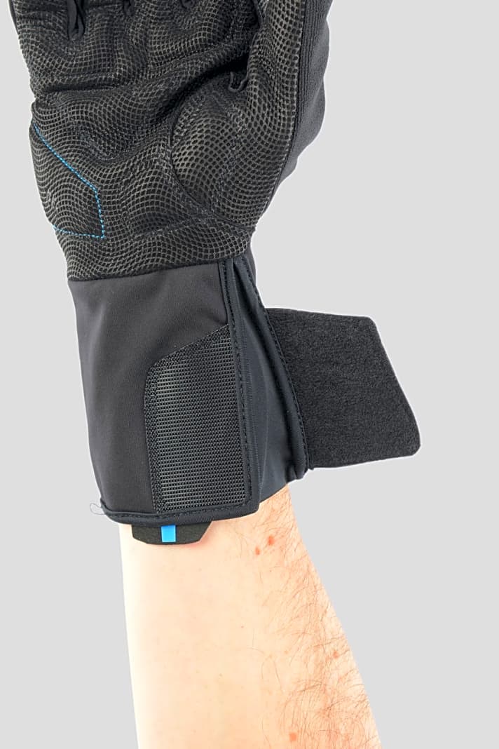 Das hat uns gefallen: Beim Giant-Modell vermeidet der lange Bund Kältebrücken und Zugluft. Dank Klettverschluss lassen sich die Handschuhe leicht an- und ausziehen. | 