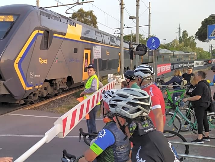 Nove Colli: Am geschlossenen Bahnübergang