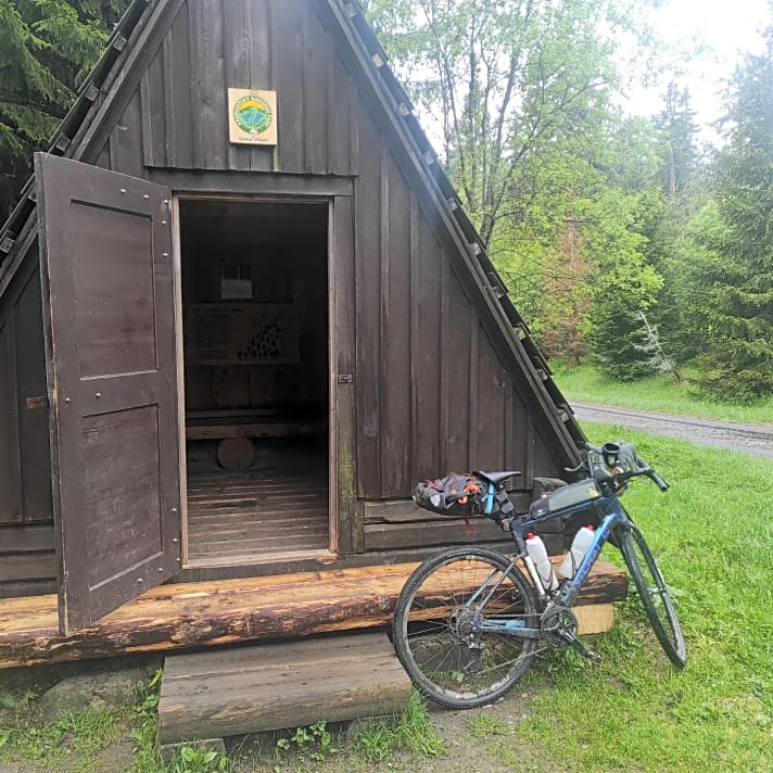 Max’ Rad vor einer Hütte.