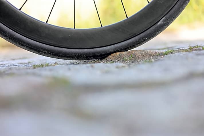 Vier Millimeter zusätzlicher Federweg sind auf einem Rennrad Welten, die Gefahr von Durchschlägen sinkt deutlich