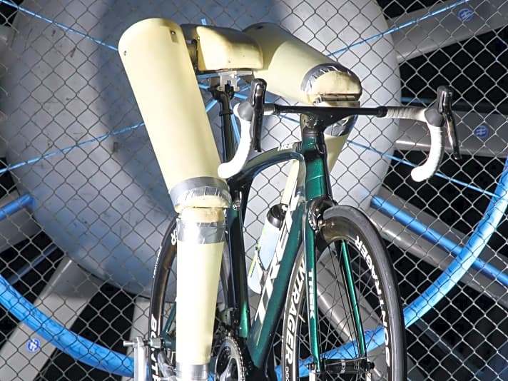 Seit 2013 wird ein Dummy ohne Oberkörper eingesetzt, dank der rotierenden Beine sind die Ergebnisse näher an der Realität, da Radfahrerbeine und Rad in enger Wechselwirkung stehen.