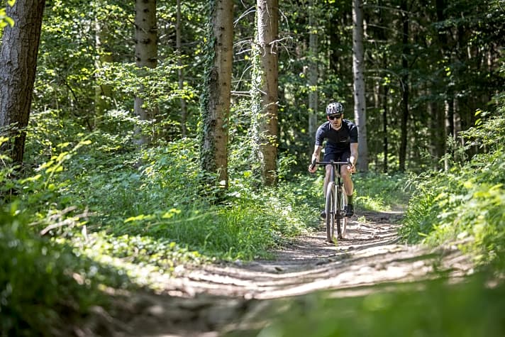 Einfaches Gelände wie Wald-, Wiesen und Schotterwege kann man mit einem Gravelbike unter die Stollen nehmen. Fährt man ständig in ruppigem, steilem Gelände, ist ein Mountainbike die bessere Wahl.
