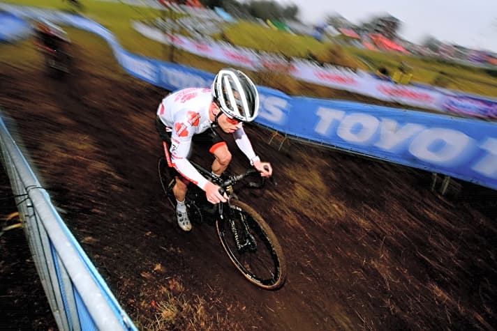 Wer bei den 14 Stopps des UCI Cyclocross-Worldcups durchgehend punkten will, braucht einen langen Atem. So wie der Belgier Eli Iserbyt, der sich 2021/22 den Gesamtsieg sicherte.