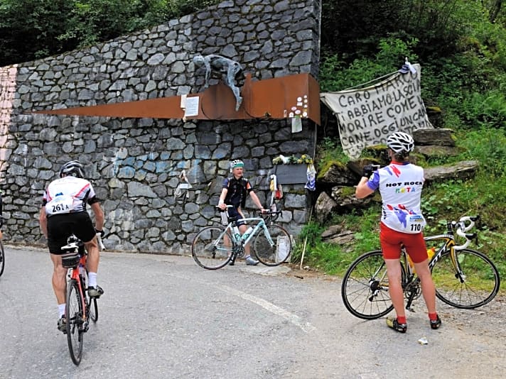 Am Mortirolo erinnert ein Denkmal an Marco Pantani