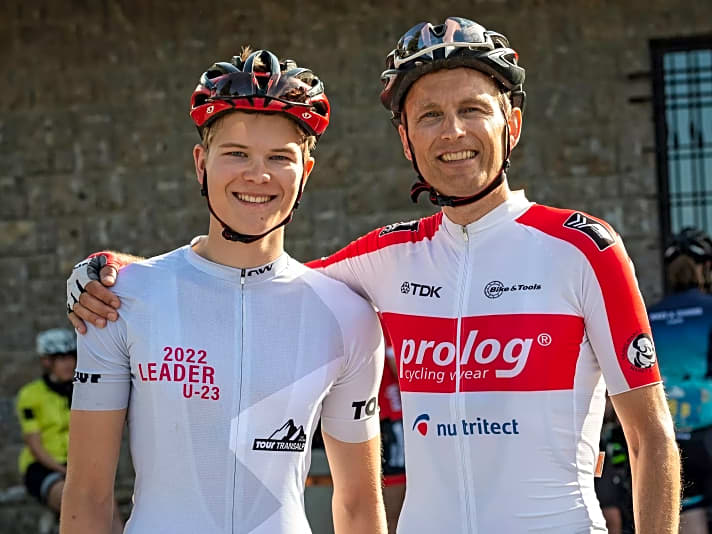 Trotz Fahrt zur Abi-Feier wird Johannes Miggenrieder (links) Bester in der U23-Wertung und zusammen mit Vater Hans Dritter in der Männer-Teamwertung